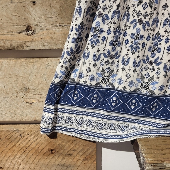 Blue and White Floral Women's Top - Picture 6 of 7